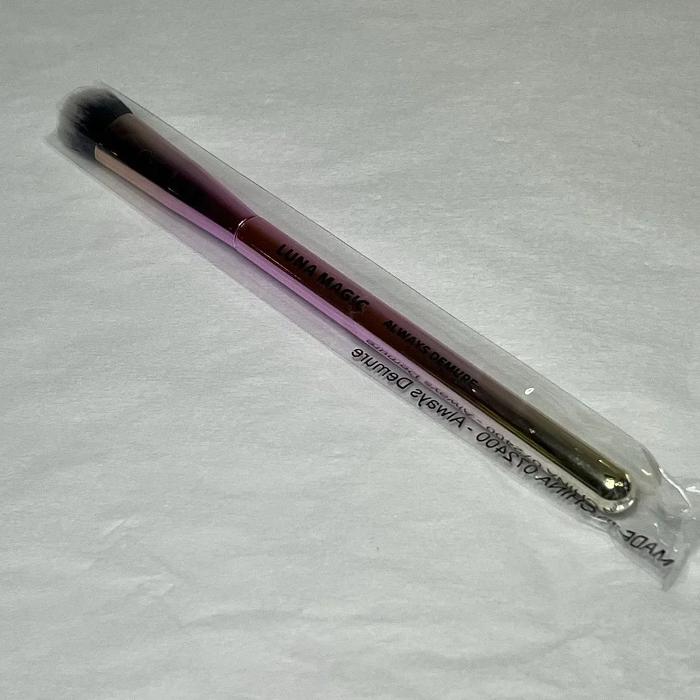 LUNA MAGIC Always Demure Concealer‎ Brush NEW